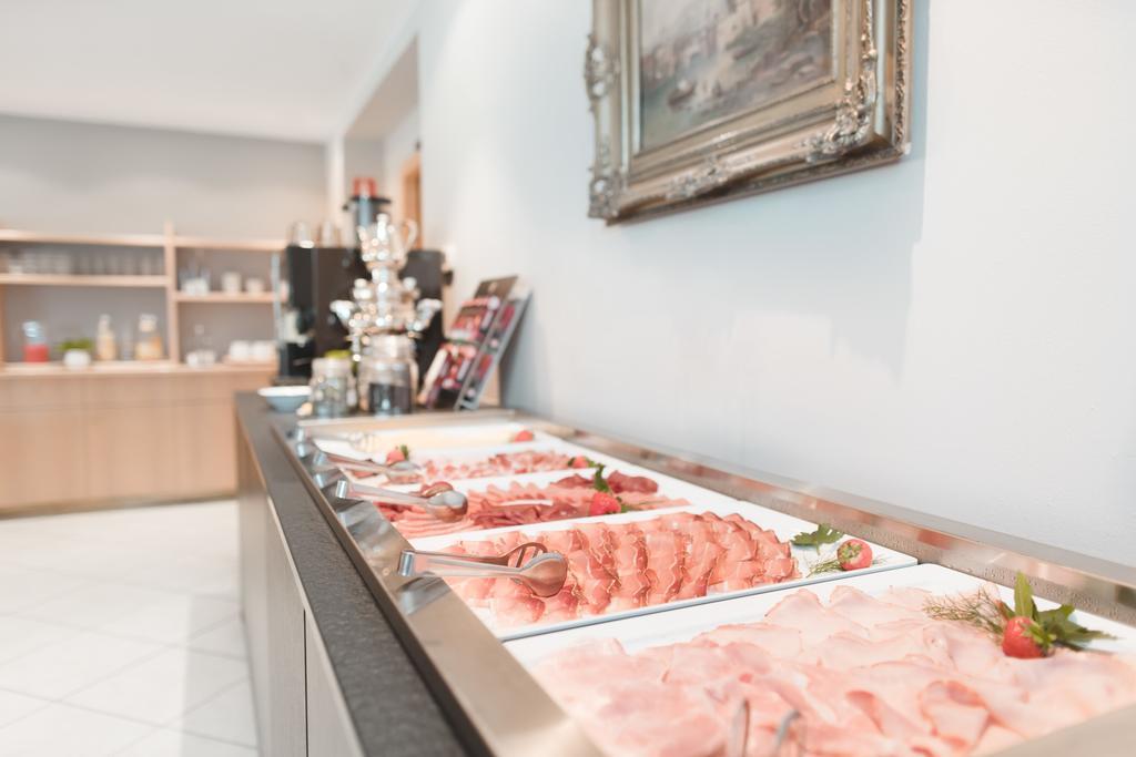 Hotel Tiefenbrunn Gardensuites & Breakfast Lana Ngoại thất bức ảnh